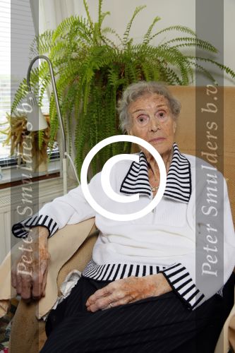 Rotterdam 13 mei 2015
Op bezoek thuis bij zangeres Annie de Reuver die inmiddels 98 jaar oud is en in een verzorgingstehuis woont. Bas en Coby v Toor komen regelmatig op bezoek bij haar.