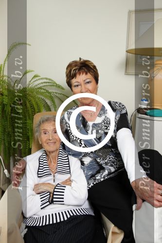 Rotterdam 13 mei 2015
Op bezoek thuis bij zangeres Annie de Reuver die inmiddels 98 jaar oud is en in een verzorgingstehuis woont. Bas en Coby v Toor komen regelmatig op bezoek bij haar.
