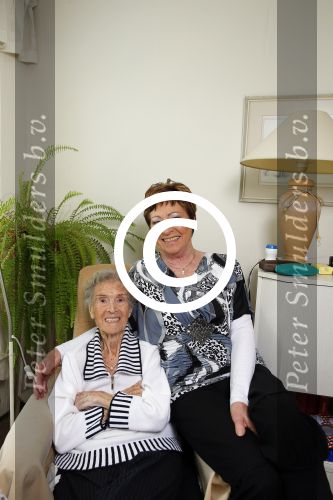 Rotterdam 13 mei 2015
Op bezoek thuis bij zangeres Annie de Reuver die inmiddels 98 jaar oud is en in een verzorgingstehuis woont. Bas en Coby v Toor komen regelmatig op bezoek bij haar.