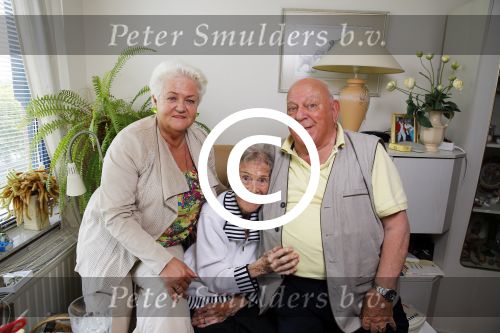 Rotterdam 13 mei 2015
Op bezoek thuis bij zangeres Annie de Reuver die inmiddels 98 jaar oud is en in een verzorgingstehuis woont. Coby v Toor en Bas v Toor komen regelmatig op bezoek bij haar.