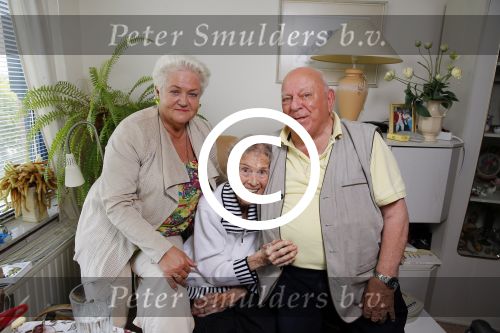 Rotterdam 13 mei 2015
Op bezoek thuis bij zangeres Annie de Reuver die inmiddels 98 jaar oud is en in een verzorgingstehuis woont. Coby v Toor en Bas v Toor komen regelmatig op bezoek bij haar.