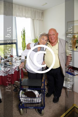 Rotterdam 13 mei 2015
Op bezoek thuis bij zangeres Annie de Reuver die inmiddels 98 jaar oud is en in een verzorgingstehuis woont. Coby v Toor en Bas v Toor komen regelmatig op bezoek bij haar.
