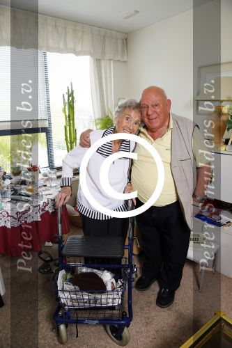 Rotterdam 13 mei 2015
Op bezoek thuis bij zangeres Annie de Reuver die inmiddels 98 jaar oud is en in een verzorgingstehuis woont. Coby v Toor en Bas v Toor komen regelmatig op bezoek bij haar.