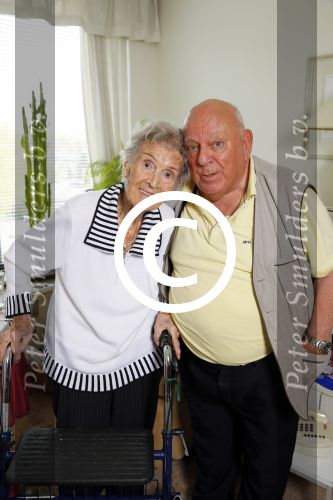 Rotterdam 13 mei 2015
Op bezoek thuis bij zangeres Annie de Reuver die inmiddels 98 jaar oud is en in een verzorgingstehuis woont. Coby v Toor en Bas v Toor komen regelmatig op bezoek bij haar.