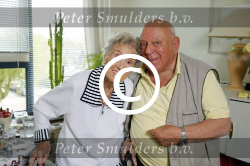 Rotterdam 13 mei 2015
Op bezoek thuis bij zangeres Annie de Reuver die inmiddels 98 jaar oud is en in een verzorgingstehuis woont. Coby v Toor en Bas v Toor komen regelmatig op bezoek bij haar.