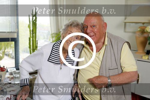 Rotterdam 13 mei 2015
Op bezoek thuis bij zangeres Annie de Reuver die inmiddels 98 jaar oud is en in een verzorgingstehuis woont. Coby v Toor en Bas v Toor komen regelmatig op bezoek bij haar.