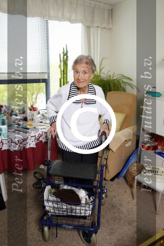 Rotterdam 13 mei 2015
Op bezoek thuis bij zangeres Annie de Reuver die inmiddels 98 jaar oud is en in een verzorgingstehuis woont. Bas en Coby v Toor komen regelmatig op bezoek bij haar.
