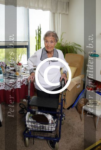 Rotterdam 13 mei 2015
Op bezoek thuis bij zangeres Annie de Reuver die inmiddels 98 jaar oud is en in een verzorgingstehuis woont. Bas en Coby v Toor komen regelmatig op bezoek bij haar.