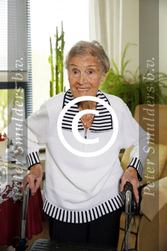 Rotterdam 13 mei 2015
Op bezoek thuis bij zangeres Annie de Reuver die inmiddels 98 jaar oud is en in een verzorgingstehuis woont. Bas en Coby v Toor komen regelmatig op bezoek bij haar.