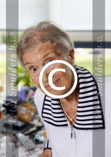 Rotterdam 13 mei 2015
Op bezoek thuis bij zangeres Annie de Reuver die inmiddels 98 jaar oud is en in een verzorgingstehuis woont. Bas en Coby v Toor komen regelmatig op bezoek bij haar.