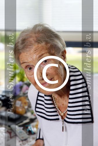 Rotterdam 13 mei 2015
Op bezoek thuis bij zangeres Annie de Reuver die inmiddels 98 jaar oud is en in een verzorgingstehuis woont. Bas en Coby v Toor komen regelmatig op bezoek bij haar.
