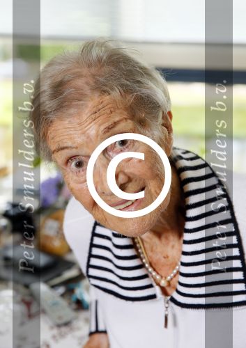 Rotterdam 13 mei 2015
Op bezoek thuis bij zangeres Annie de Reuver die inmiddels 98 jaar oud is en in een verzorgingstehuis woont. Bas en Coby v Toor komen regelmatig op bezoek bij haar.