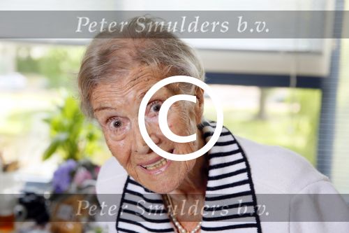 Rotterdam 13 mei 2015
Op bezoek thuis bij zangeres Annie de Reuver die inmiddels 98 jaar oud is en in een verzorgingstehuis woont. Bas en Coby v Toor komen regelmatig op bezoek bij haar.