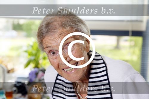 Rotterdam 13 mei 2015
Op bezoek thuis bij zangeres Annie de Reuver die inmiddels 98 jaar oud is en in een verzorgingstehuis woont. Bas en Coby v Toor komen regelmatig op bezoek bij haar.