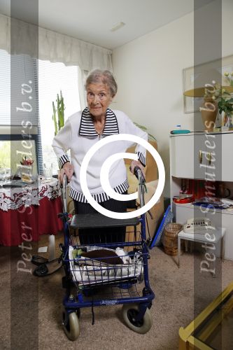 Rotterdam 13 mei 2015
Op bezoek thuis bij zangeres Annie de Reuver die inmiddels 98 jaar oud is en in een verzorgingstehuis woont. Bas en Coby v Toor komen regelmatig op bezoek bij haar.