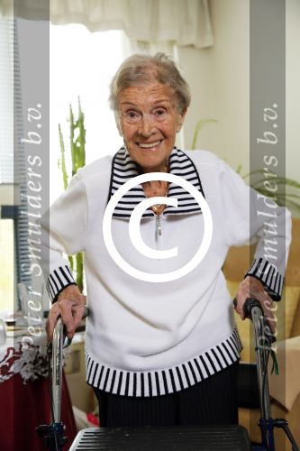 Rotterdam 13 mei 2015
Op bezoek thuis bij zangeres Annie de Reuver die inmiddels 98 jaar oud is en in een verzorgingstehuis woont. Bas en Coby v Toor komen regelmatig op bezoek bij haar.