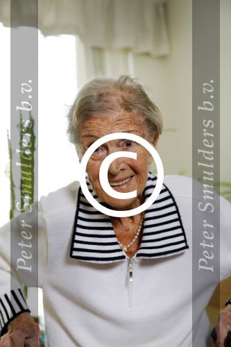 Rotterdam 13 mei 2015
Op bezoek thuis bij zangeres Annie de Reuver die inmiddels 98 jaar oud is en in een verzorgingstehuis woont. Bas en Coby v Toor komen regelmatig op bezoek bij haar.