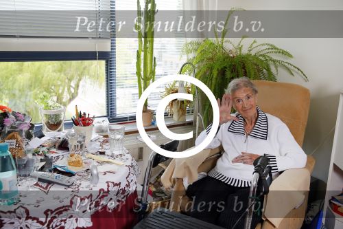 Rotterdam 13 mei 2015
Op bezoek thuis bij zangeres Annie de Reuver die inmiddels 98 jaar oud is en in een verzorgingstehuis woont. Bas en Coby v Toor komen regelmatig op bezoek bij haar.