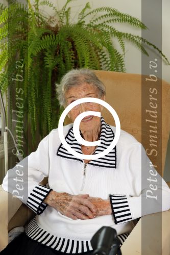 Rotterdam 13 mei 2015
Op bezoek thuis bij zangeres Annie de Reuver die inmiddels 98 jaar oud is en in een verzorgingstehuis woont. Bas en Coby v Toor komen regelmatig op bezoek bij haar.