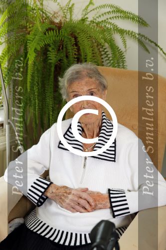 Rotterdam 13 mei 2015
Op bezoek thuis bij zangeres Annie de Reuver die inmiddels 98 jaar oud is en in een verzorgingstehuis woont. Bas en Coby v Toor komen regelmatig op bezoek bij haar.