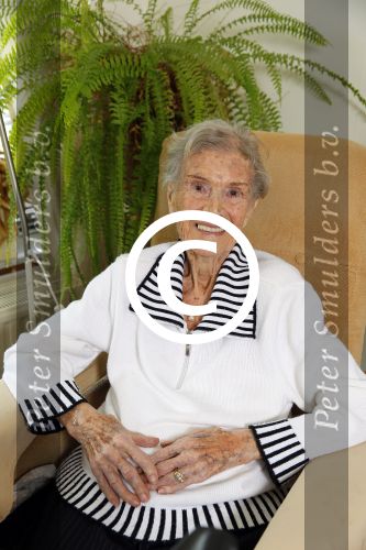 Rotterdam 13 mei 2015
Op bezoek thuis bij zangeres Annie de Reuver die inmiddels 98 jaar oud is en in een verzorgingstehuis woont. Bas en Coby v Toor komen regelmatig op bezoek bij haar.
