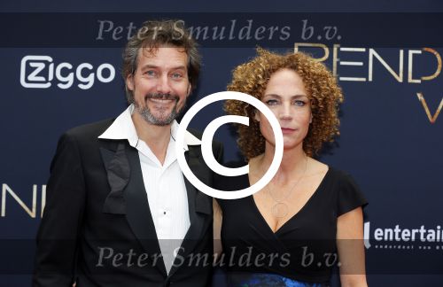 Amsterdam 1 juni 2015
Fajah Lourens met haar nieuwe vriend Gijs Scheringa.Premiere Rendez Vous in het nieuwe de la mar met oa Mark v Eeuwen Loes Haverkort Peter Paul Muller en Pierre Boulanger. Antoinette Beumer met man en zus