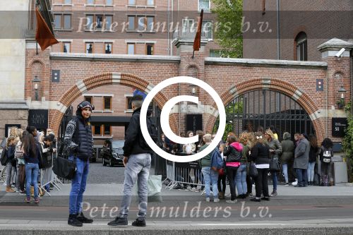 Amsterdam 29 mei 2015
Fans Ariane Grande voor het conservatorium hotel
