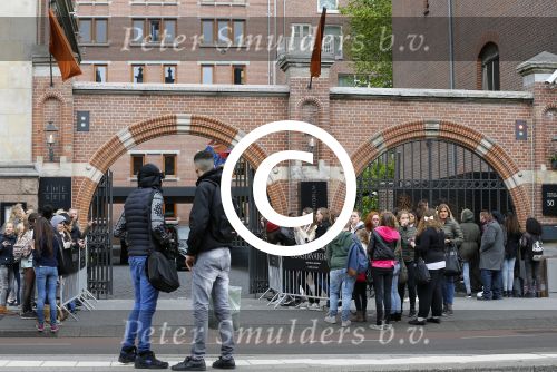 Amsterdam 29 mei 2015
Fans Ariane Grande voor het conservatorium hotel