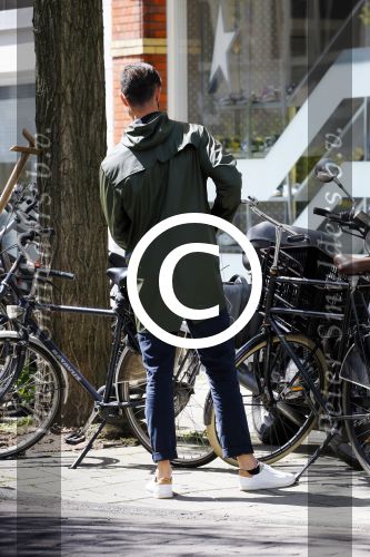 Amsterdam 19 mei 2015
Arie Boomsma fiets langs de winkel waar zijn vriendin Romy Houwer werkt. Daarna haalt hij een vers sapje .