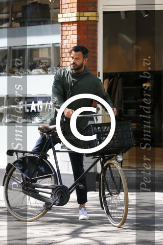 Amsterdam 19 mei 2015
Arie Boomsma fiets langs de winkel waar zijn vriendin Romy Houwer werkt. Daarna haalt hij een vers sapje .