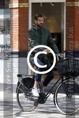 Amsterdam 19 mei 2015
Arie Boomsma fiets langs de winkel waar zijn vriendin Romy Houwer werkt. Daarna haalt hij een vers sapje .