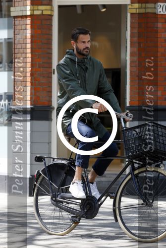 Amsterdam 19 mei 2015
Arie Boomsma fiets langs de winkel waar zijn vriendin Romy Houwer werkt. Daarna haalt hij een vers sapje .