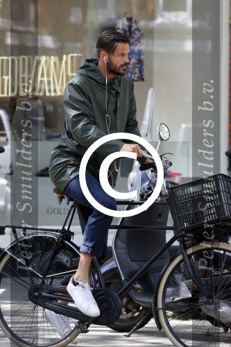 Amsterdam 19 mei 2015
Arie Boomsma fiets langs de winkel waar zijn vriendin Romy Houwer werkt. Daarna haalt hij een vers sapje .