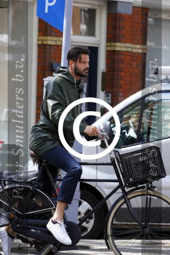 Amsterdam 19 mei 2015
Arie Boomsma fiets langs de winkel waar zijn vriendin Romy Houwer werkt. Daarna haalt hij een vers sapje .