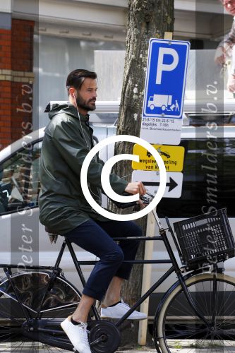 Amsterdam 19 mei 2015
Arie Boomsma fiets langs de winkel waar zijn vriendin Romy Houwer werkt. Daarna haalt hij een vers sapje .
