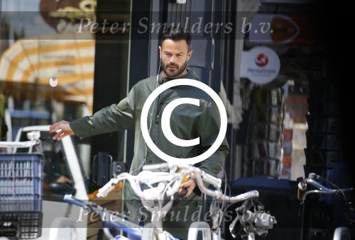 Amsterdam 19 mei 2015
Arie Boomsma fiets langs de winkel waar zijn vriendin Romy Houwer werkt. Daarna haalt hij een vers sapje .