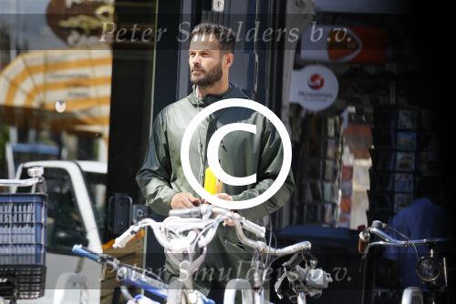 Amsterdam 19 mei 2015
Arie Boomsma fiets langs de winkel waar zijn vriendin Romy Houwer werkt. Daarna haalt hij een vers sapje .
