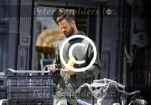 Amsterdam 19 mei 2015
Arie Boomsma fiets langs de winkel waar zijn vriendin Romy Houwer werkt. Daarna haalt hij een vers sapje .