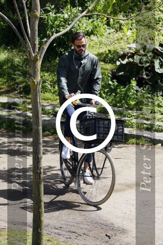 Amsterdam 19 mei 2015
Arie Boomsma fiets langs de winkel waar zijn vriendin Romy Houwer werkt. Daarna haalt hij een vers sapje .