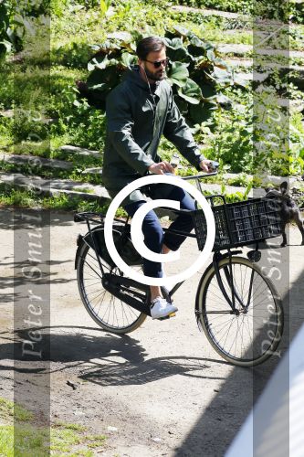 Amsterdam 19 mei 2015
Arie Boomsma fiets langs de winkel waar zijn vriendin Romy Houwer werkt. Daarna haalt hij een vers sapje .