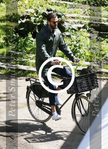 Amsterdam 19 mei 2015
Arie Boomsma fiets langs de winkel waar zijn vriendin Romy Houwer werkt. Daarna haalt hij een vers sapje .