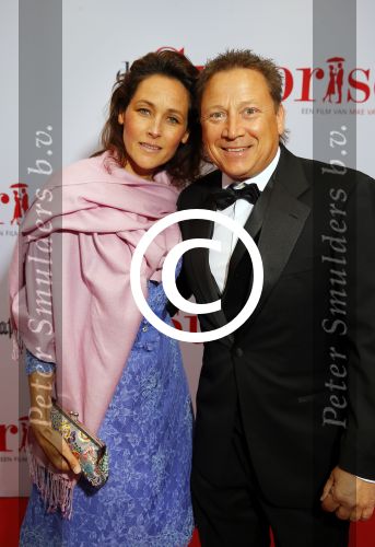 Amsterdam 18 mei 2015
Premiere de surprise van Mike v Diem met in de hoofdrollen Georgina Verbaan en Jeroen v Koningsbrugge. De premiere was in Tuschinski. Armando Borsato met vriendin