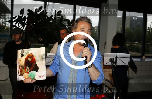 Amsterdam 2 juni 2015  
Bart Bosch 25 jaar artiest . Zijn vrouw kinderen en vader en moeder (ouders) zijn natuurlijk aanwezig.
Rebecca Cabau v Kasbergen presenteert het .