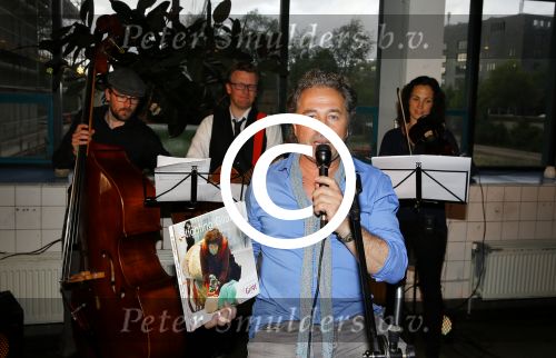 Amsterdam 2 juni 2015  
Bart Bosch 25 jaar artiest . Zijn vrouw kinderen en vader en moeder (ouders) zijn natuurlijk aanwezig.
Rebecca Cabau v Kasbergen presenteert het .