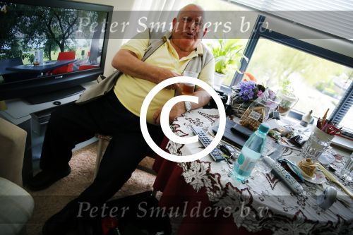 Rotterdam 13 mei 2015
Op bezoek thuis bij zangeres Annie de Reuver die inmiddels 98 jaar oud is en in een verzorgingstehuis woont. Bas v Toor komen regelmatig op bezoek bij haar.