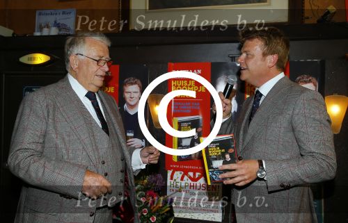 Amsterdam 26 mei 2015
Presenatie boek Bastiaan Ragas. Hij reikt het eerste boek uit aan zijn vader. Tooske Ragas en hun kinderen zijn ook aanwezig in cafe Gruter.