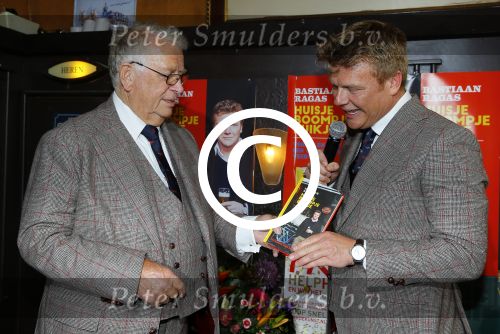 Amsterdam 26 mei 2015
Presenatie boek Bastiaan Ragas. Hij reikt het eerste boek uit aan zijn vader. Tooske Ragas en hun kinderen zijn ook aanwezig in cafe Gruter.