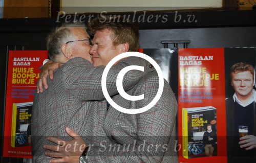Amsterdam 26 mei 2015
Presenatie boek Bastiaan Ragas. Hij reikt het eerste boek uit aan zijn vader. Tooske Ragas en hun kinderen zijn ook aanwezig in cafe Gruter.