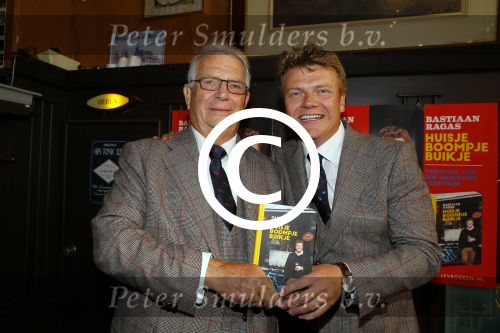 Amsterdam 26 mei 2015
Presenatie boek Bastiaan Ragas. Hij reikt het eerste boek uit aan zijn vader. Tooske Ragas en hun kinderen zijn ook aanwezig in cafe Gruter.