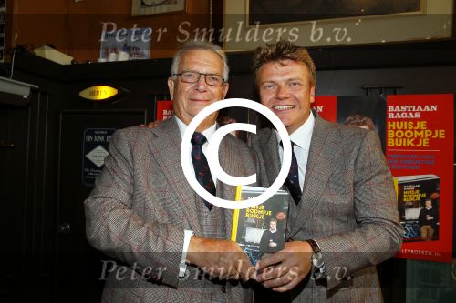 Amsterdam 26 mei 2015
Presenatie boek Bastiaan Ragas. Hij reikt het eerste boek uit aan zijn vader. Tooske Ragas en hun kinderen zijn ook aanwezig in cafe Gruter.
